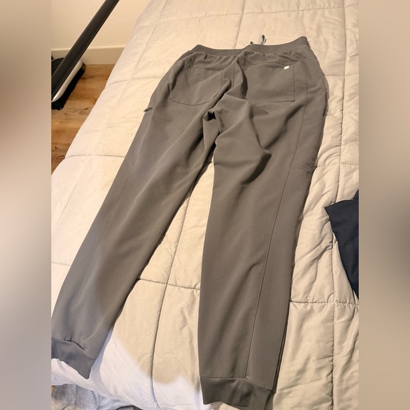 Fabletics Scrub Set Onyx Color - Picture 6 of 12